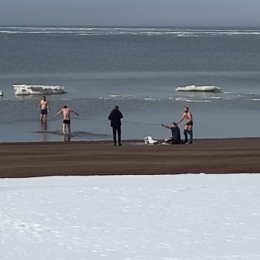 Фотография "Начало купального сезона на море Белом в Северодвинске. 10.04.2024."