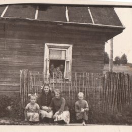 Фотография "Деревня Рогачево дом теток Нины и Марии 1965г."