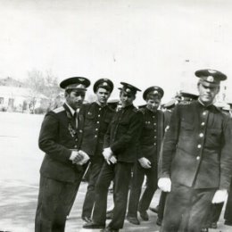 Фотография "Наши ребята готовятся к параду  слева наш ротный  капитан Апанаскевич В.Н. 1977 год."