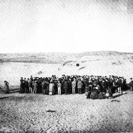 Фотография "1909 год. Люди  бросают жребий, чтобы  разделить 12 акров купленных песчаных дюн. Позже здесь появился Тель-Авив."
