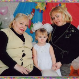 Фотография "Ира Попова, ее мама и дочка  Сонечка  8 марта 2008   Детский сад"
