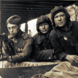Фотография "Трое советских солдат в Берлине. На груди бойца слева, с пистолетом-пулеметом — два ордена Славы.
Берлин, Германия. Май 1945 года."