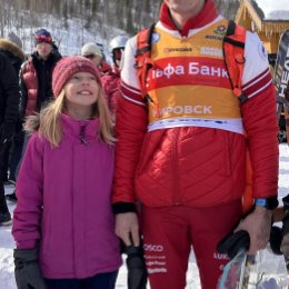Фотография "Наш знаменитый лыжник Александр Большунов! А рядом  наша внучка."