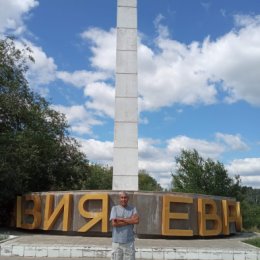 Фотография "В Оренбурге, на левом берегу реки Урал, стоит памятный знак, обозначая символическую границу двух континентов."