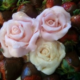 Фотография "Шоколадные розы и клубника"