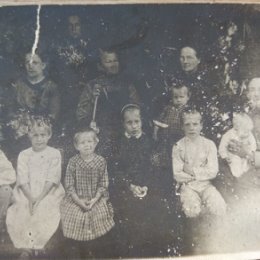 Фотография "Большая (девять детей) семья Василия Александровича и Александры Яковлевны Яньковых. Приблизительно 1912 год."