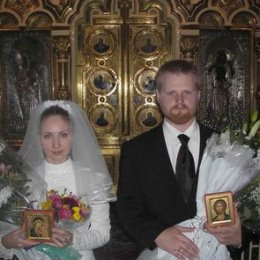Фотография "Это я женюсь (5 сентября 2005 года, Спасо-Парголовский храм). На ней я справа, а рядом - моя жена Катя."