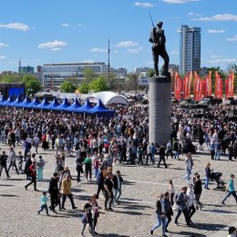 Фотография "Москва  , 1 мая 2024 год , Парк победы  ✌️  Это столько  людей пришли посмотреть  на выставку  военной  техники  , иностранного производства  , с полей сражений СВО 👌"