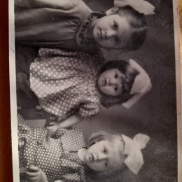 Фотография "Далёкое счастливое детство с моими сестрёнками.  Надеюсь настоящие  одноклассники  с кем я росла узнают меня!!"