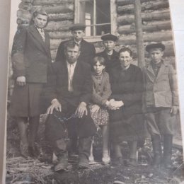 Фотография "Это Фото хранилось у моей бабушки Лямзиной Матрене Терентьевне. Я не знаю кто на этой старой фотографии. Может  кто узнает свих родственников. Второй слева похож на моего дядю Лямзина Ивана Васильевича."