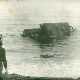 Фотография "Артиллерийский тягач тяжёлый ,с в/ч  Шутово лебёдкой тащит Зил-157,Охотское море отступило..."