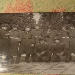 Фотография "Кировабад 80 СА сослуживцы, слева направо: Русский , Дагестанец, Русский, Литовец, Туркмен, ваш покорный слуга, Украинец, ниже, -Украинец, Русский -родился и жил в Армении. Если кто-то узнал себя ;с наступающим праздником с днём Советской Армии и ВМФ. "