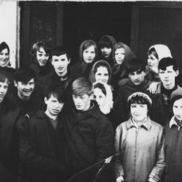 Фотография "Г. Заполярный. 1968? год. Субботник.Наш класс.. Юра, Валера... Я во втором ряду. Справа."