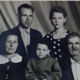 Фотография "Моя бабушка Полина и дедушка Ефим ,дядя Саша и тётя Люба,их старший сын Юра Жук...родня по маминой линии!!!"