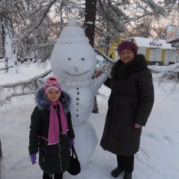 Фотография "Погода прекрасная и еще с нами друг снеговик на прогулке."