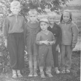 Фотография "Команда нашего двора. В центре я братом Юркой. 1900-затертый год."
