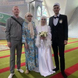Фотография "сестренка  Володиной жены вышла замуж за татарина, рядом со мной мой сын  Илья.    Мой прикид-узбекский подарок Володи из поездки в апреле в Андижан"