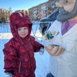 Фотография "У бабушки с дедушкой в Инте морозец вон как щёчки Еве разукрасил.  Ребёнок хоть снег увидел. В Краснодаре лето уже. "