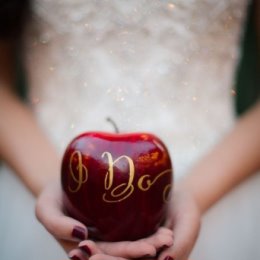 Фотография "Прекрасная и яркая идея для оформления осенней свадьбы - красные яблоки!"