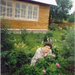 Фотография "летом на даче Вера Илиевич (Никифорова) выпускница 1976 года"