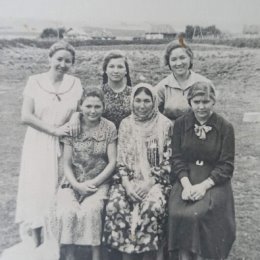 Фотография "Моя бабушка и не пятеро дочерей. Мама внизу слева"