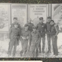 Фотография "Мы служили в войсках гражданской обороны, я в нижнем ряду посчередине"