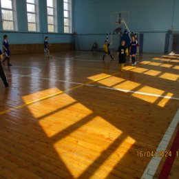 Фотография "играют школьники 2010-2011г.г. мальчики - девчонки счет 1 : 5"