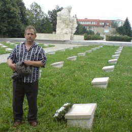 Фотография "Я рядом с могилой деда в г. Штурово (Словакия) 2009г."