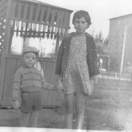 Фотография "Я и моя сестра в детстве. Начало 80-х. Наш родной Краснопартизанск ( Червонопартизанск) Луганская ( в те годы Ворошиловградская) обл."