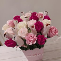 Фотография "33 цветка (21 роза и 12 бутонов с конфетами)"
