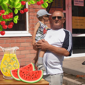Фотография "Август 2014 года. Я с внучком Ромочкой около дома у магазина ПИЛОТ."
