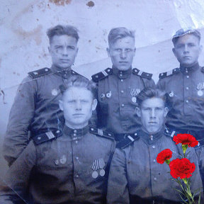Фотография "Мой отец Выскребенцев Пётр Кузьмич. Май1945года(Нижний ряд первый слева) "