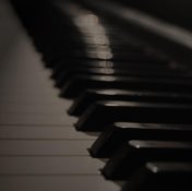 ”Piano Lounge - Soothing Piano Sounds for a Tranquil Ambiance”