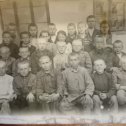 Фотография "Один из первых послевоенных классов МалечскойСШ Брестская область.Третий с права в первом ряду мой крестный папа Алеша."