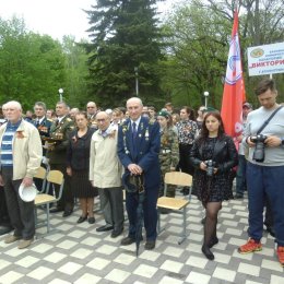 Фотография "На переднем плане Победаш Владимир Павловична городском кладбище митинг"