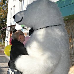 Фотография "T.067192301.Surpriză cu Ursul Alb Gigant.VREI SAȚI FAC SĂRBĂTOAREA MAI VESELĂ?🎶🍾🎉🎂🥰"