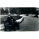 Фотография "Кемерово.1950-х.  Костюков П.П. в городском саду. На лавочке.Рядом  дорожный чемодан."
