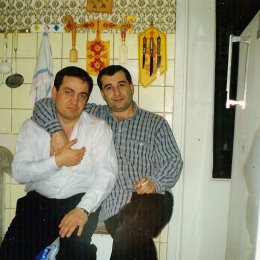 Фотография "Я и Гриша..Москва 2000год..В гостях ..Помять о друге..Ушел от нас ты очень рано.."