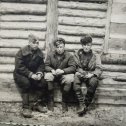 Фотография "Мой папа(справа в шапке) , со своим экипажем. Фото 1944г."