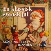 En klassisk svensk jul med stämning, lekar och dans runt granen
