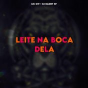 LEITE NA BOCA DELA