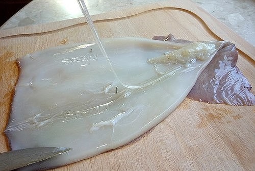 Как снять пленку с тушки кальмара Как снять пленку с тушки кальмара