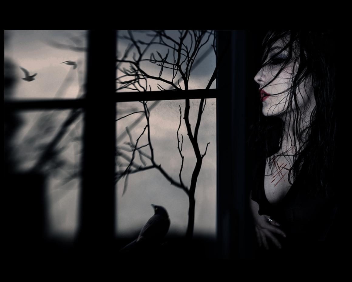 В ночи стучит стучит песня. Женщина в окне. Ворон на окне. Черный ворон за окном. Печальные картины.