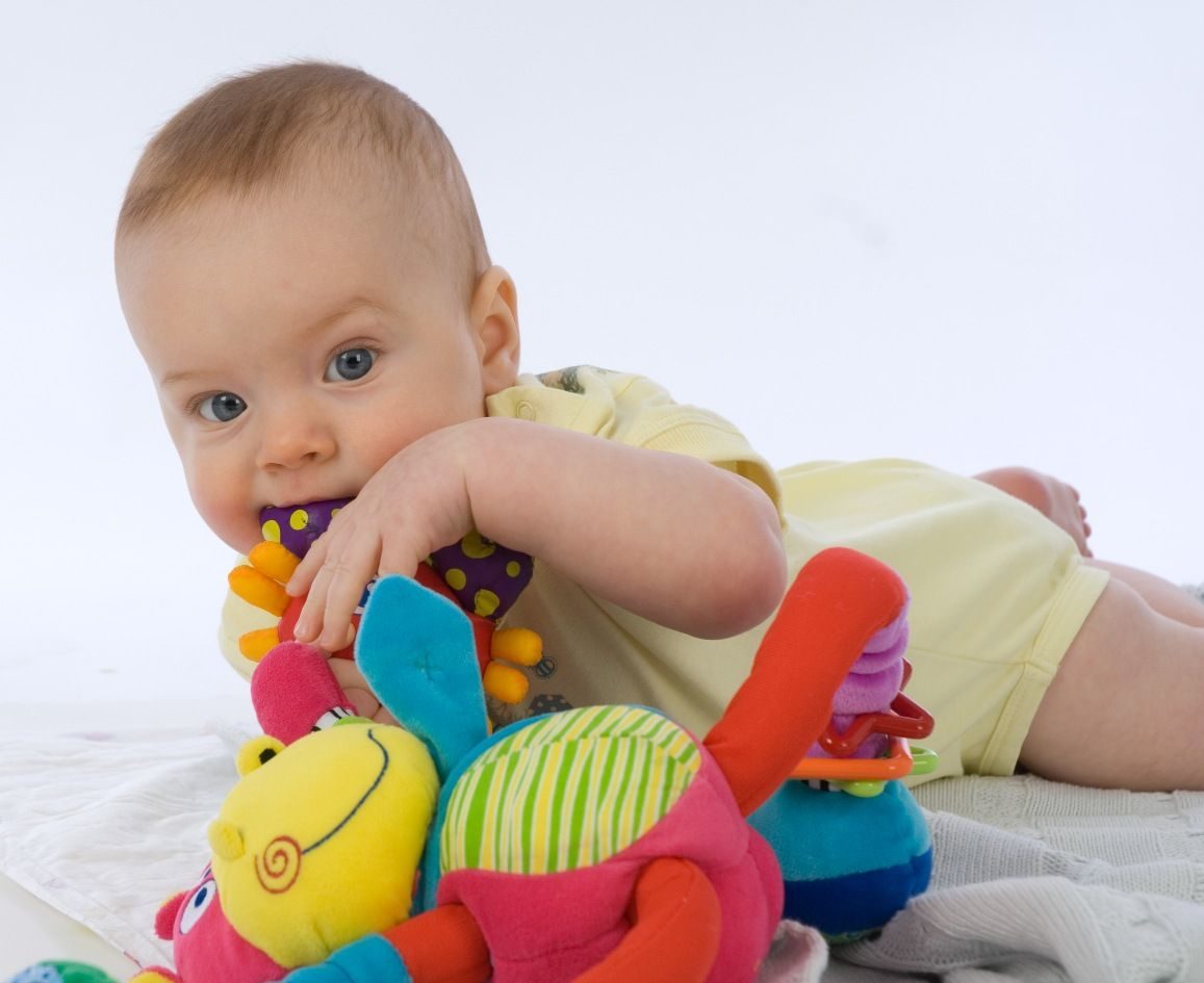 Использования 6 месяцев. Игрушки для малышей. Детские игрушки до года. Игрушки для малышей 6 месяцев. Игрушки для детей до 1 года.
