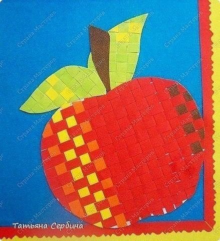 Плетеная открытка технология. Плетёные фрукты из бумаги. Плетеные аппликации из бумаги. Плетеные фрукты из цветной бумаги. Аппликация с элементами плетения.