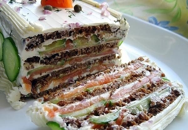 Бутербродный торт с копченым лососем и мягким сыром. Бутербродный торт с копченым лососем и мягким сыром.