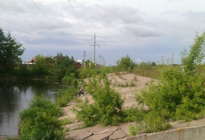 На пруду в деревне около дачи 