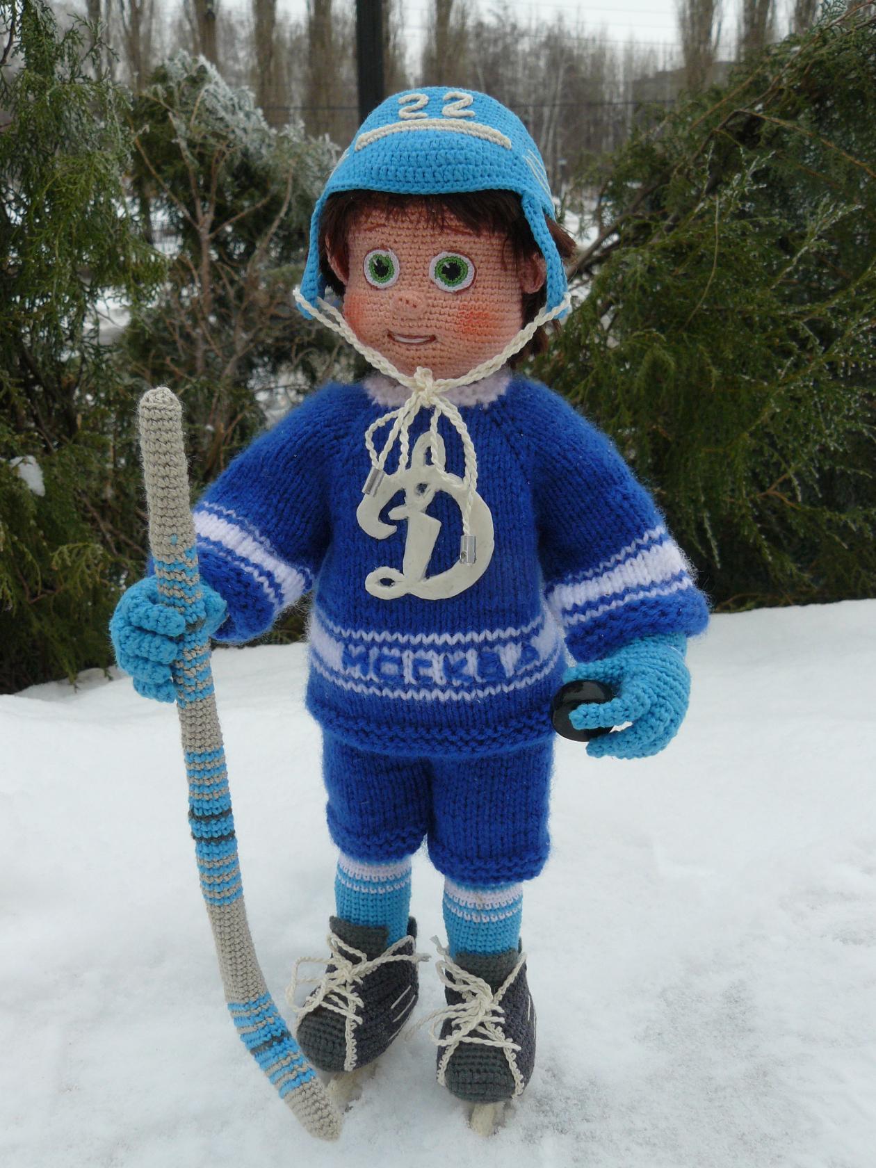 Вязаный хоккеист крючком схема и описание Вязаный хоккеист крючком схема и описание