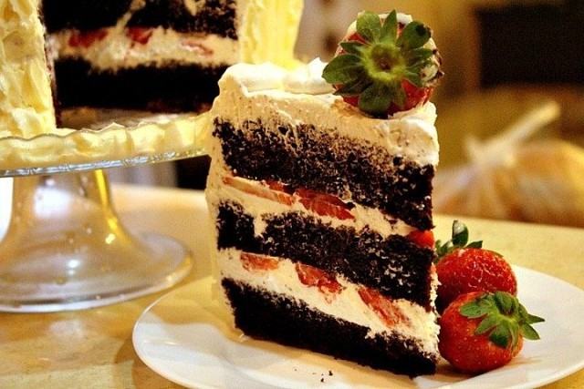 Шоколадный шифоновый торт с клубникой