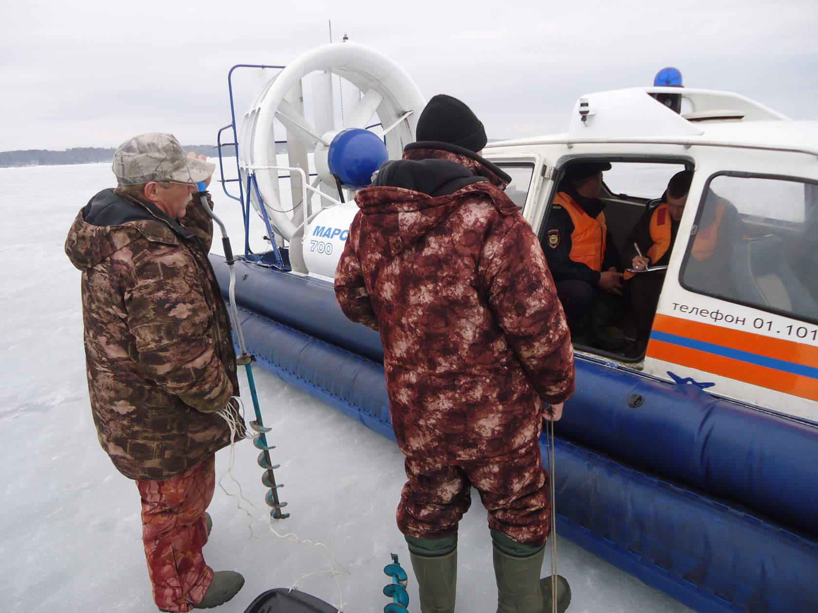 Рыбакам выписали штрафы за выход на лед